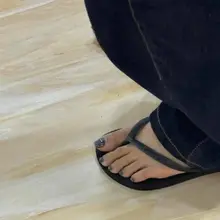 小姐姐的脚真好看好想吃，羡慕她老公可以每天吃到。。。 https://t.co/gkDAdR1Nf4 #玉足 #美脚 #恋足癖 #足交榨精 #脚底奴 #鞋控…