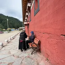 无论是在夏河县，还是途径郎木寺，被问及最多的就是：你们离北京近不近？ 这句朴素问询，藏着各族人们对首都的赤诚。依托党的民族政策，雪域通路通达、安居兴业，山水相…