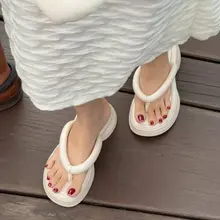 偶遇气质小姐姐的美脚，真好。。。