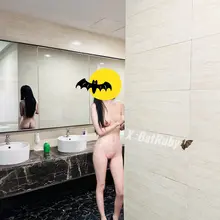 老婆不满足只在男厕所，大胆走到走廊上，在镜子前骚首弄姿，这里来来往往的可都是老婆同事🤫 @luchu888888 @Public_Catgirl1 @Loul…