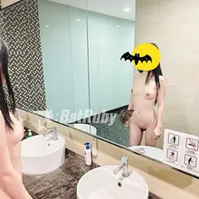 老婆不满足只在男厕所，大胆走到走廊上，在镜子前骚首弄姿，这里来来往往的可都是老婆同事🤫 @luchu888888 @Public_Catgirl1 @Loul…
