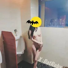 老婆加班 这层的同事都走了，果断让老婆去男厕所脱光😄 这里可都是她认识的男同事露鸟的地方 @luchu888888 @Public_Catgirl1 @Lou…