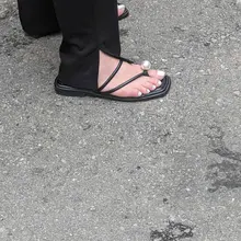 街拍小姐姐绑带凉鞋。。。 https://t.co/v8iiX5WiyK #玉足 #美脚 #恋足癖 #足交榨精 #脚底奴 #鞋控 #足控