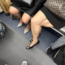 電車で目の前に座ってたサラリーマンがずっとななみの足元見てた気がするんだけど気のせい？🥹足の臭いフェチさんかな？ そうならこっそり多目的トイレに連れ込んでクン…