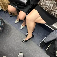 電車で目の前に座ってたサラリーマンがずっとななみの足元見てた気がするんだけど気のせい？🥹足の臭いフェチさんかな？ そうならこっそり多目的トイレに連れ込んでクン…