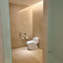 长春，一个我还没能爱起来的城市。给的个套房的马桶间大到心慌，感觉拉个粑粑都会听到回声。