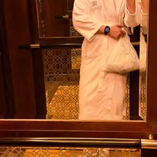 昨晚喝了大酒，一早醒来很早，跑去游了泳泡了温泉，更衣室的保洁是个年过五旬的北京大爷，翘着兰花指走路一步三扭的夹着音腔地说我给您拿个泳衣袋吧？！ 诙谐的一早。