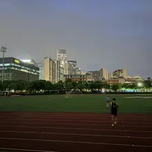 吃过晚饭和老婆在旁边的惠灵顿的操场散步，她说孩子们上个体育课抬眼看到的都是前程无忧。🙂‍↔️