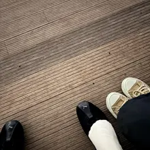 吃过晚饭和老婆在旁边的惠灵顿的操场散步，她说孩子们上个体育课抬眼看到的都是前程无忧。🙂‍↔️