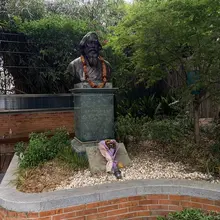 请了半天病假出门理个发，市区闲逛一下，小雨淅沥沥，好不恣意。 因为考虑到老婆半年产假的问题，打算秋天就把我们上海的房子先退掉。卡着这时候我的理发卡健身卡都到期…