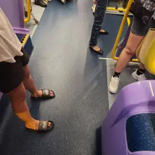 脚趾缝都是臭脚泥 有贱狗愿意给我舔干净吗？