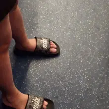 脚趾缝都是臭脚泥 有贱狗愿意给我舔干净吗？