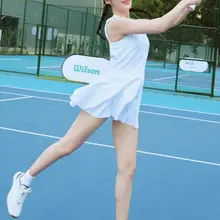 纯白网球美女袁姗姗：球场上展露白皙修长的健康美腿