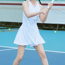 纯白网球美女袁姗姗：球场上展露白皙修长的健康美腿