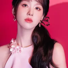 陈都灵闪耀高跟与蓬蓬短裙秀玉腿美足少女感十足