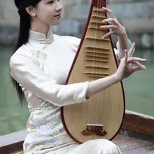 陈都灵穿淡雅青色旗袍带上琵琶打卡苏州