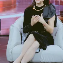 看王曦梁如何用一双丝袜腿黑色细跟撑起全场