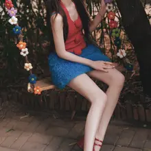 戚薇落座秋千大秀白嫩线条，蓝色超短裙配红色漆皮韵味十足