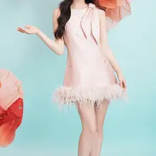 灵动锦鲤黄圣依！羽毛短裙尽显极品长腿，白色细带凉鞋衬出白皙足尖