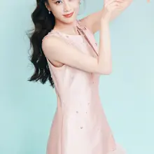 灵动锦鲤黄圣依！羽毛短裙尽显极品长腿，白色细带凉鞋衬出白皙足尖