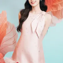灵动锦鲤黄圣依！羽毛短裙尽显极品长腿，白色细带凉鞋衬出白皙足尖