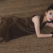 黄圣依腿穿黑丝不穿鞋侧卧展示美丽容颜