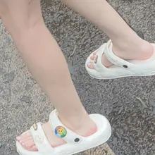 同好兄弟压箱底的绝拍，分享给兄弟们一同品鉴 天气渐冷，注意保暖 #足 #脚趾 #恋足 #美脚 #凉鞋 #拖鞋 #裸足 #足底 #足控 #校园 #女大学生
