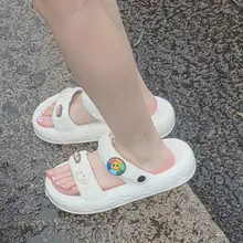 同好兄弟压箱底的绝拍，分享给兄弟们一同品鉴 天气渐冷，注意保暖 #足 #脚趾 #恋足 #美脚 #凉鞋 #拖鞋 #裸足 #足底 #足控 #校园 #女大学生