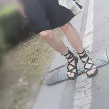 黑凉拖貌似也不赖，同好兄弟们怎么看 #足 #脚趾 #恋足 #美脚 #凉鞋 #拖鞋 #裸足 #足底 #足控 #校园 #女大学生