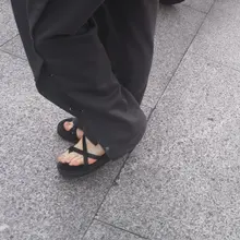 黑凉拖貌似也不赖，同好兄弟们怎么看 #足 #脚趾 #恋足 #美脚 #凉鞋 #拖鞋 #裸足 #足底 #足控 #校园 #女大学生