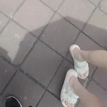 一个有趣的现象，学校里穿白凉拖的女生大抵都挺白 #足 #脚趾 #恋足 #美脚 #凉鞋 #拖鞋 #裸足 #足底 #足控 #校园 #女大学生
