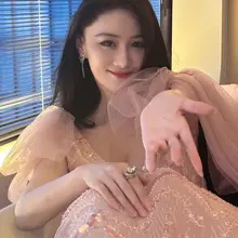 张馨予很久没这么大方过了，真的很赞，很值得表扬。看来在兵哥哥老公的调教下，本性得到了释放，这奶子真的很迷人，颜值也很能打。不知道她的兵哥哥老公多久回家一次，每…