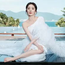 万人骑的幂妈终于又出骚图了，幂妈的玉足真是让人欲罢不能，儿子要抱住幂妈的玉足细细品尝，每一根脚趾头、每一个脚趾缝都为幂妈舔得干干净净，幂妈若是不满意，儿子再亲…