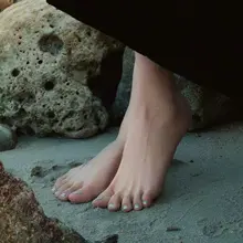 万人骑的幂妈终于又出骚图了，幂妈的玉足真是让人欲罢不能，儿子要抱住幂妈的玉足细细品尝，每一根脚趾头、每一个脚趾缝都为幂妈舔得干干净净，幂妈若是不满意，儿子再亲…