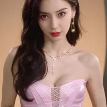 怎么回事，baby要被封杀了吗？不要啊，我还想看她更多的骚图呢。虽然不看她的剧，但她的骚图还是很值得欣赏的，这勾人的眼神和淫荡的身材要是以后再也看不到了多可惜…