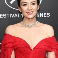 峰哥你在搞什么啊，才8年就离婚，子怡这长相这身材这气质，这么快就玩腻了吗？是子怡的奶子不够大不够软，还是子怡的骚逼水不够多？还是峰哥你不够猛，无法满足子怡的欲…