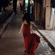 “按住啦掰逼”看表情就是个天生欠操的极品母狗，应该去站街，以低价诱惑换取一群屌丝男来轮流操她，嘴巴、骚屄、屁眼全部插满，还要射满她每一个洞，脸上、奶子、骚足、…