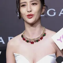 妈的，每次看到佟丽娅这套极品图，鸡巴都能翘起来。魅惑的脸蛋和表情，深深地乳沟，开叉裙下的大白腿和骚足，简直是极品中的极品，每次看到脑子里都能自动脑补一万种玩弄…