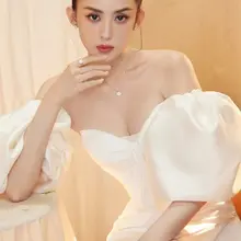 有娜扎这样的尤物必须好好伺候她，每天早上醒来用她的玉足夹住肉棒一顿摩擦，摩擦硬了塞她嘴里，用肉棒给她刷牙，刷完牙射她嘴里吞下去，营养早餐就这样解决了。然后出去…