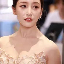 No.mx1481姜贞羽杭州珀莱雅活动生图，金色镂空抹胸刺绣裙，香肩美背，颜值顶配 [175P+1.8G] #明星生图 #姜贞羽 自购地址：https://t…