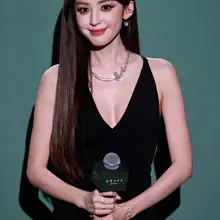 No.mx1470古力娜扎graff红毯生图，低胸深V高开叉高跟小黑裙，顶配身材 [90P+696M] #明星生图 #古力娜扎 自购地址：https://t.…