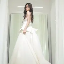 试纱镜子前，摄影师提出想不想拍点色色，新娘害羞的同意了，扭捏的脱下了婚纱 真相：秀人网作品模特尹甜甜 #秀人网 #尹甜甜 #新娘私房 #新娘试纱 #婚礼私房…