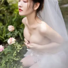 婚礼的早上，新娘趁和摄影师独处，赶紧拍点特别的 记录留念 一共55p，白嫖预览 https://t.co/RvTe1tJ0Gz 已经放了（老实人不会套路） 真…