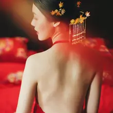 婚礼私房 摄影师：chicseed 当年别问是不是摆拍，素人新娘拍个肚兜真的是太过常见 个人绝版收集 #新娘 #私房 #素人新娘