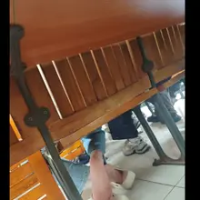 老哥投稿自己的女同学 ，脚底不错。我发现了。这些洞洞鞋女孩 漏脚底的概率是真的高