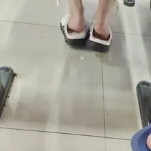 一个在认真复习，期末考试的女孩子 下面的小骚脚 不安分