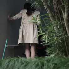 高跟少妇大街上换鞋，原味丝足脚底一览无遗