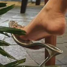 女神下午茶时光惬意挑鞋晾脚