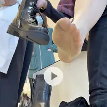 御姐少妇试鞋，脱靴漏出原味丝足