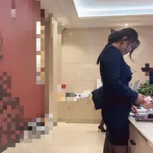 4s店前台销售脱鞋晾脚